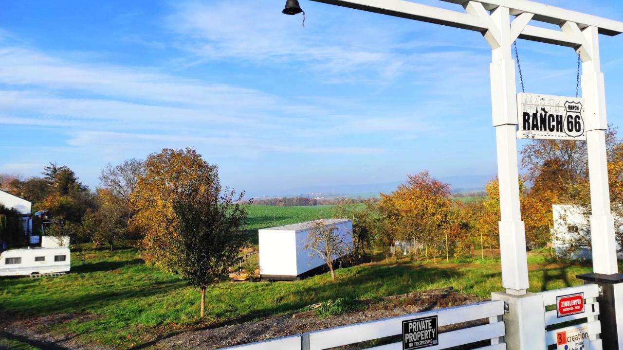 Ranch 66 - Moderni Tiny House Black Swallow Ve Stylu Route 66 Se Saunou A Bazenem Trsice Exterior photo