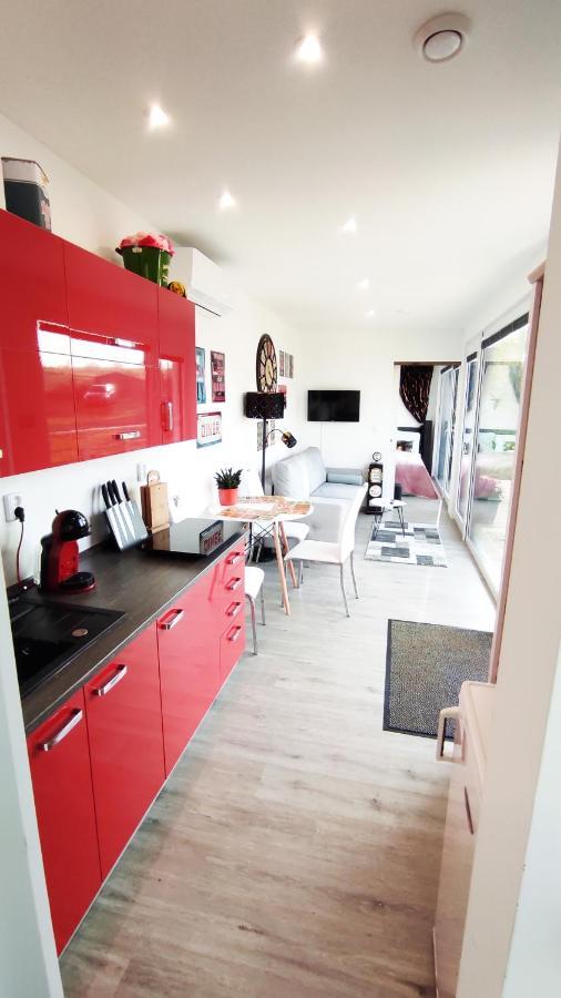 Ranch 66 - Moderni Tiny House Black Swallow Ve Stylu Route 66 Se Saunou A Bazenem Trsice Exterior photo