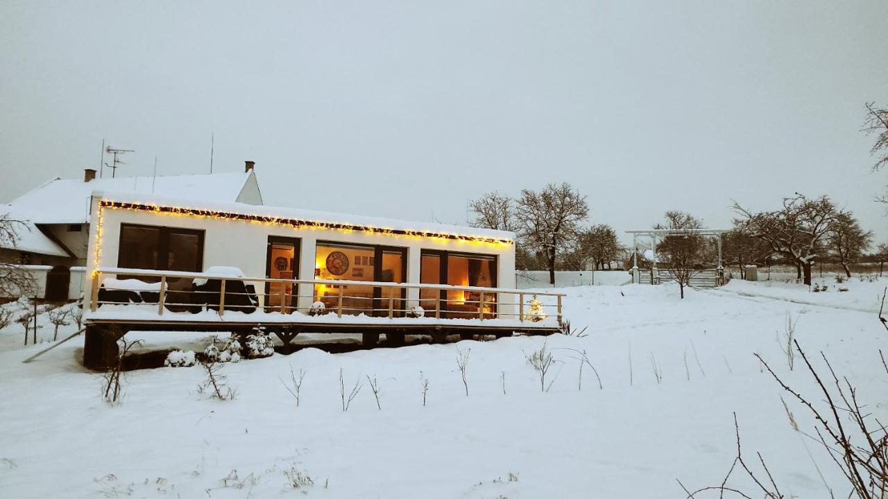 Ranch 66 - Moderni Tiny House Black Swallow Ve Stylu Route 66 Se Saunou A Bazenem Trsice Exterior photo