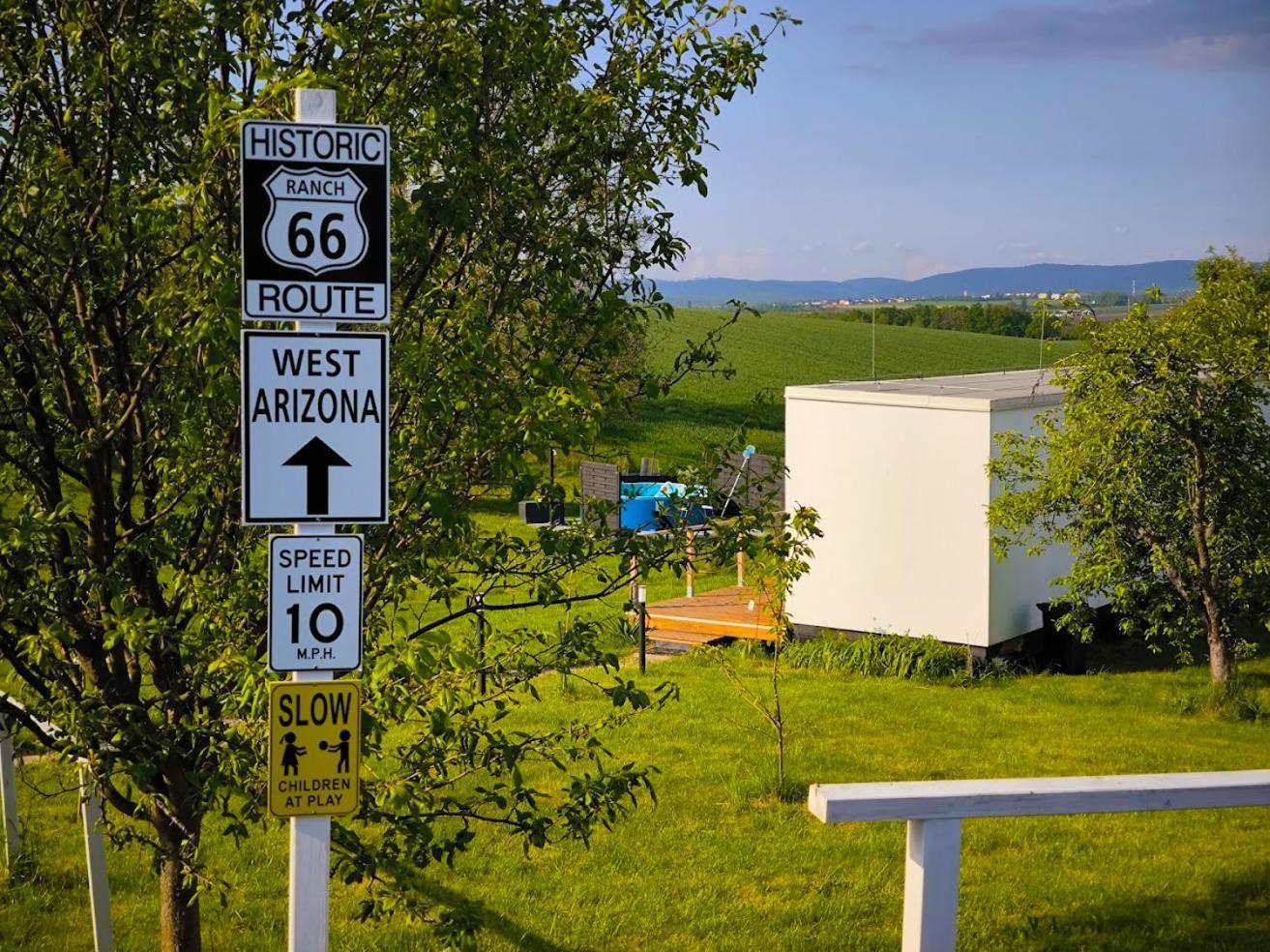 Ranch 66 - Moderni Tiny House Black Swallow Ve Stylu Route 66 Se Saunou A Bazenem Trsice Exterior photo